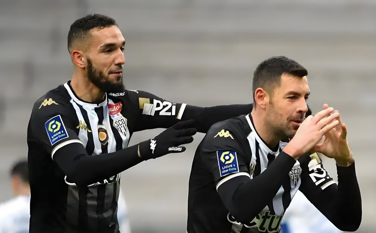 英雄联盟赛事下注 -清晨突围战来临；里昂围绕荷甲内部沟通；震撼外界；阵容厚度经受考验 